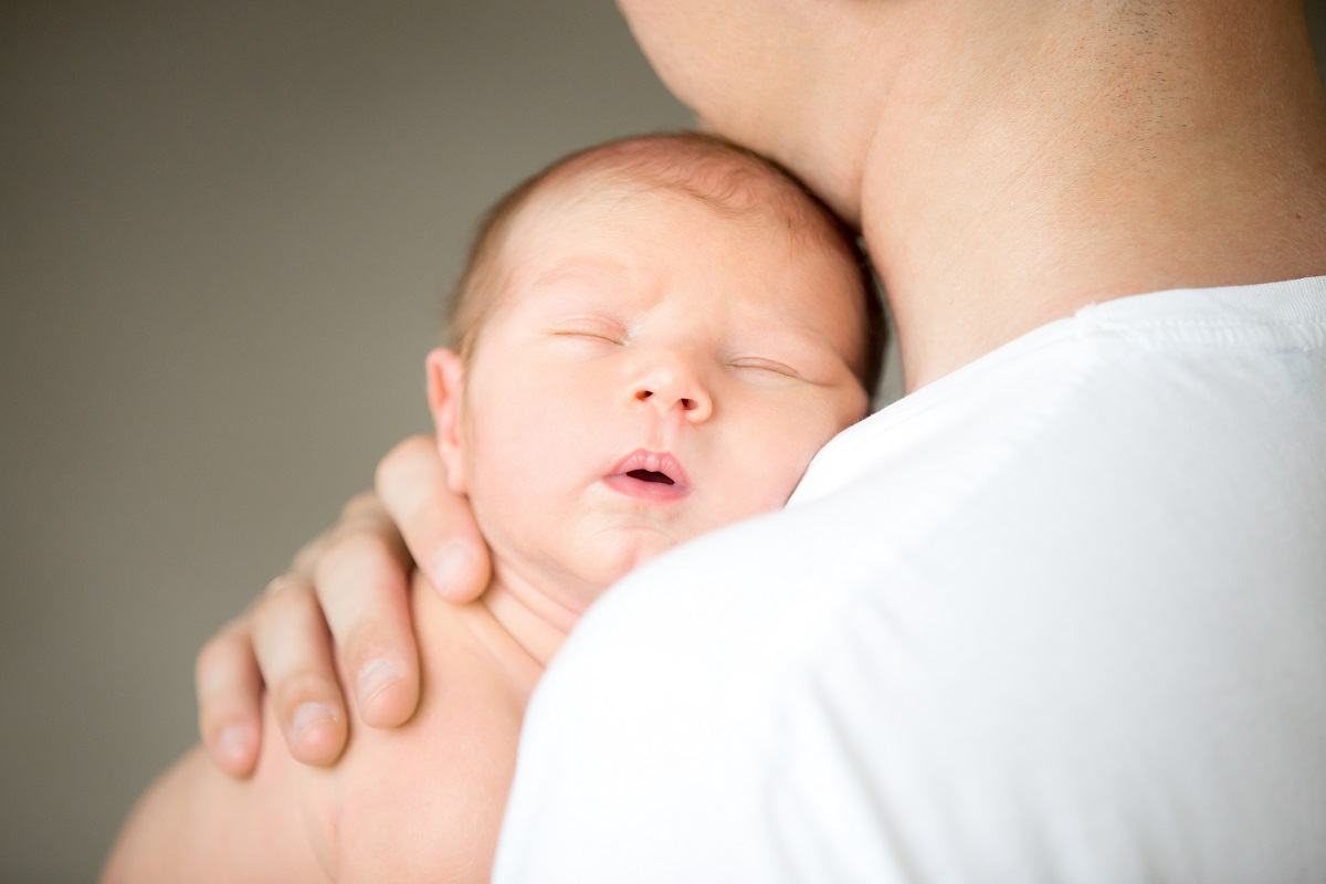 Bebelusul tau scoate zgomote in timp ce doarme? Iata care sunt cauzele si cum sa le interpretezi